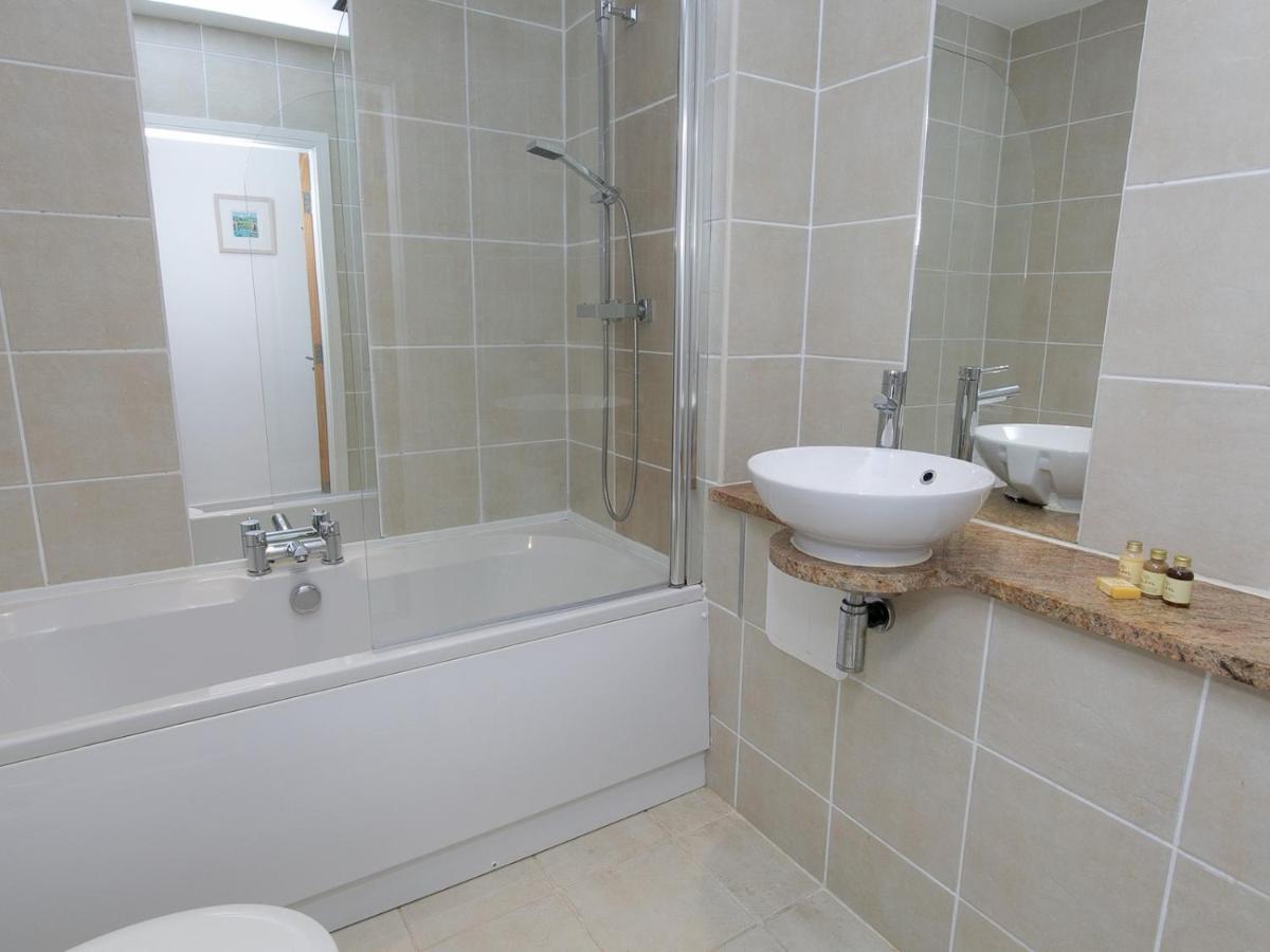 Pass The Keys 2 Bed Sea View Apartment With Balcony Parking Benllech Exterior foto